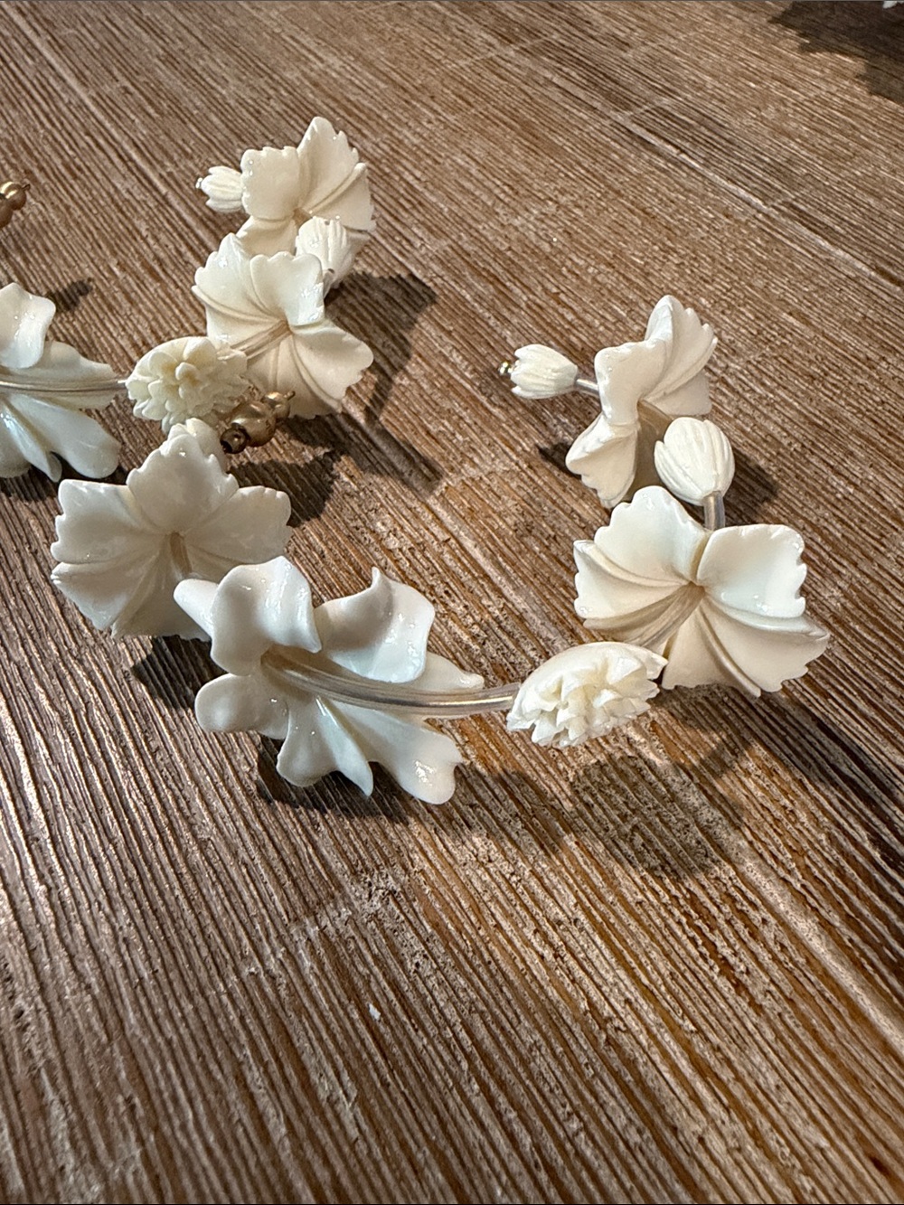 Cult Gaia Giana flowered hoops